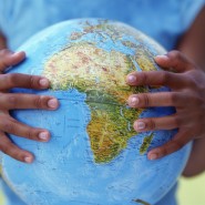 Child-holding-world-303703_185x185